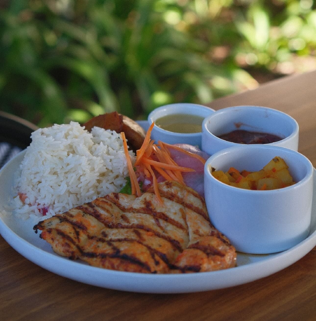 Plato de Almuerzo Wö Kàpi con pollo, arroz, frijoles y plátanos maduros
